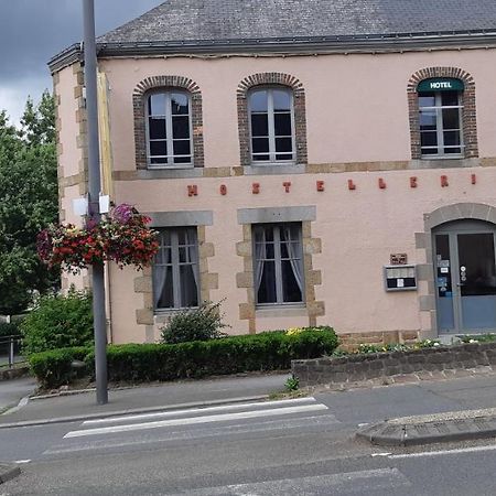 Logis Hotel Le Grand Cerf Ernée Eksteriør billede