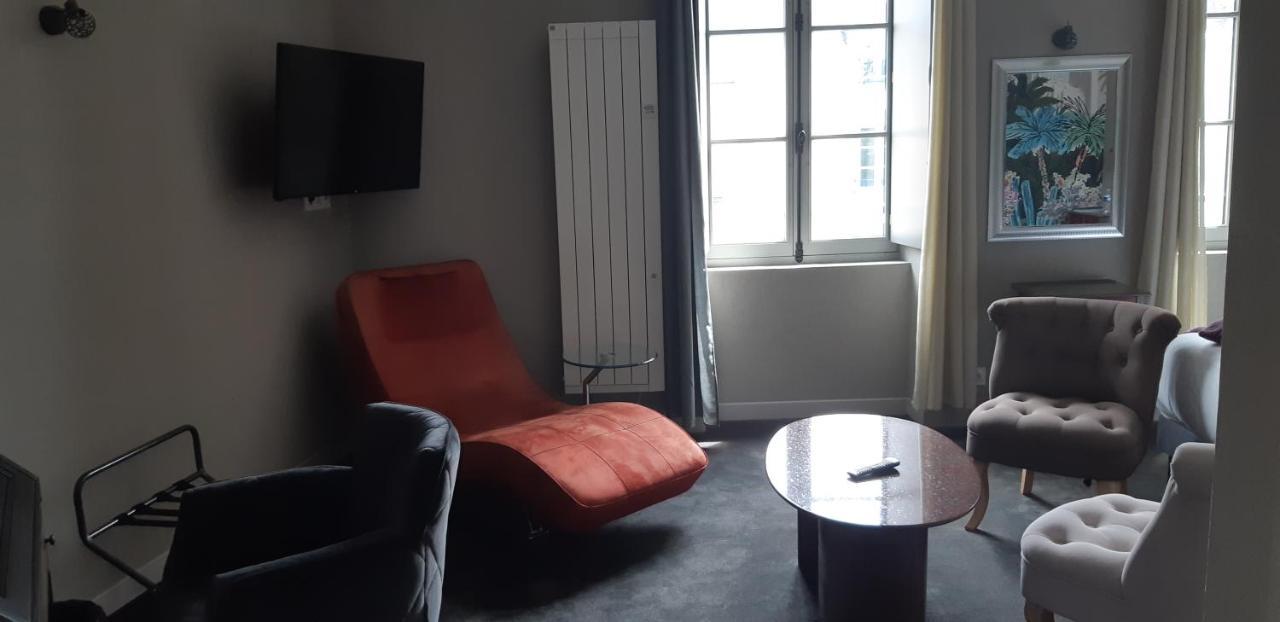 Logis Hotel Le Grand Cerf Ernée Eksteriør billede