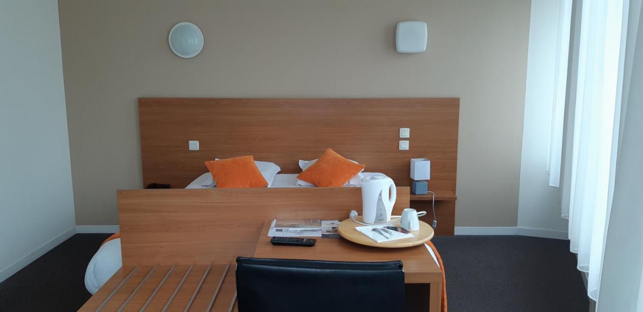 Logis Hotel Le Grand Cerf Ernée Eksteriør billede