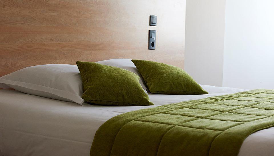 Logis Hotel Le Grand Cerf Ernée Eksteriør billede