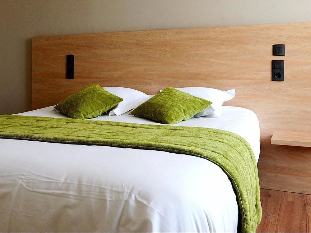 Logis Hotel Le Grand Cerf Ernée Eksteriør billede
